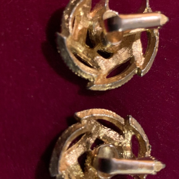 Vintage Gold Tone Clip On Earrings. - Picture 3 of 4